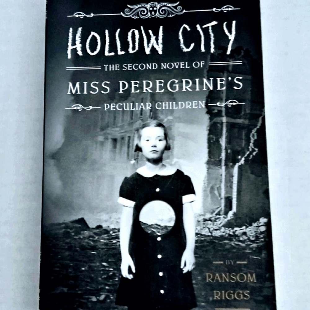 📚Hollow city The second novel Miss.Pedagree's peculiar children (New)paperback